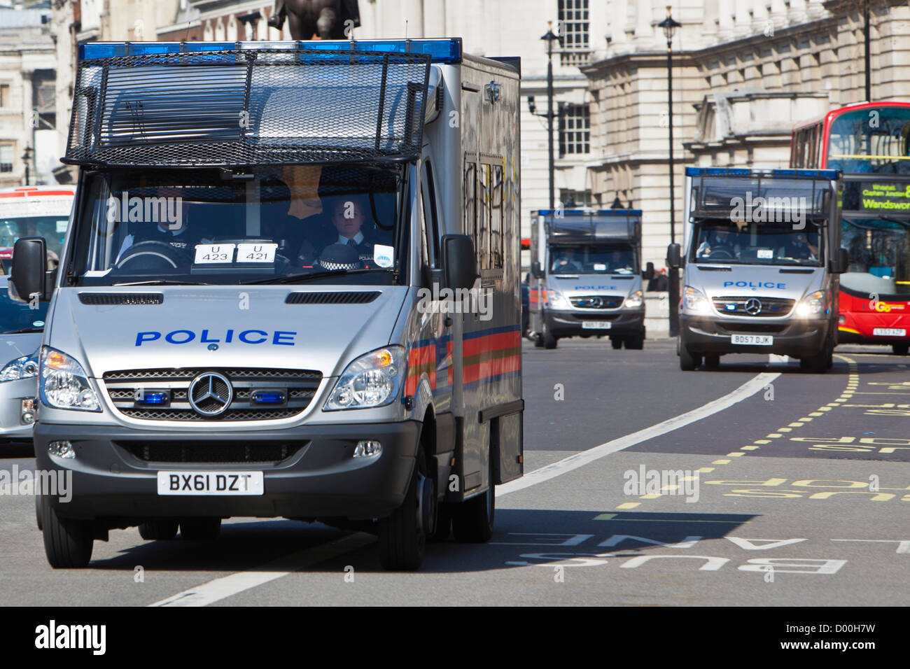 Drei Polizei riot vans, mit Sirenen, ein zentrales London Straße, UK. Stockfoto