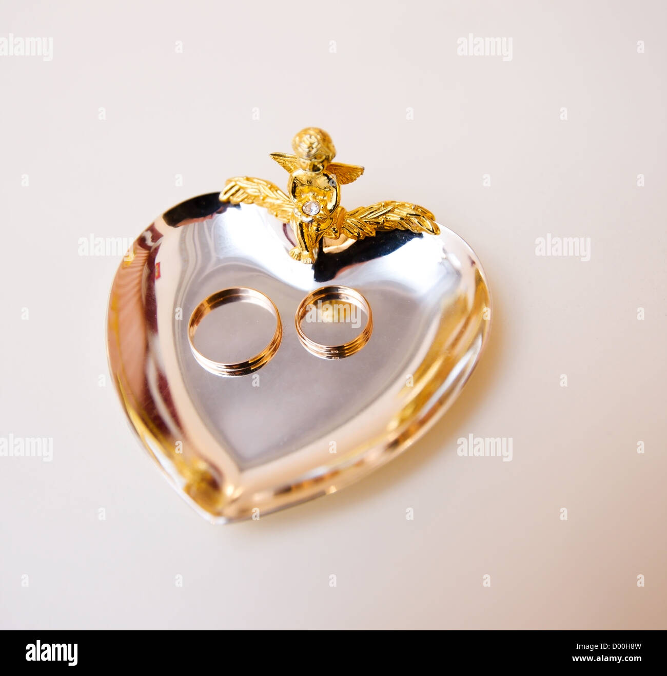 Zwei Trauringe auf spezielle Platte Makroaufnahme liegend Stockfoto