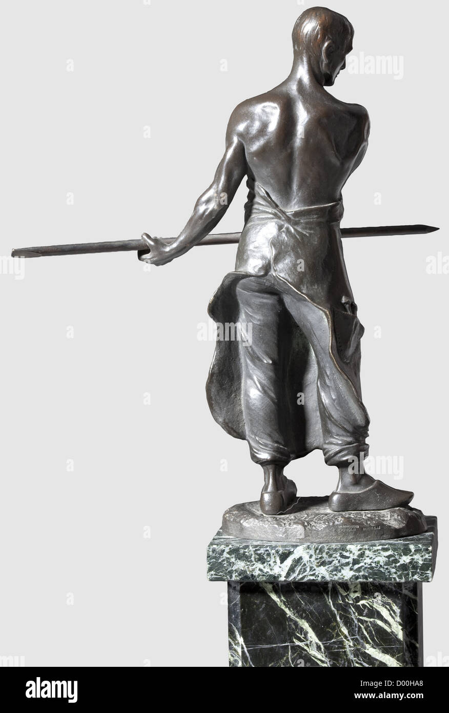 Adolf Hitler - eine Präsentationsbronze zu seinem 50. Geburtstag 1939,Dunkle patinierte Skulptur eines Eisengießers,der Sockel signiert 'Iffland'.auf einem hohen, schwarzen Marmorsockel mit grüner Aderung.die Vorderseite mit silberner Widmungstafel 'dem Führer und Reichskanzler Adolf Hitler - dem ersten Arbeiter des Reichs zu seinem 50.Geburtstage übergeben' Und Reichskanzler Adolf Hitler - der erste Arbeiter des Reiches an seinem 50. Geburtstag überreicht'), auf der Rückseite mit einer weiteren silbernen Tafel 'in Dankbarkeit die Gefolgschaft der z.A.Chemnitz 20.April 1939',ne,Zusatz-Rechteklärung-nicht vorhanden Stockfoto