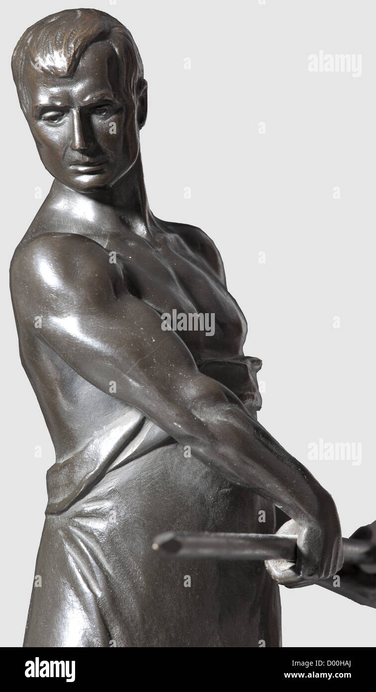 Adolf Hitler - eine Präsentationsbronze zu seinem 50. Geburtstag 1939,Dunkle patinierte Skulptur eines Eisengießers,der Sockel signiert 'Iffland'.auf einem hohen, schwarzen Marmorsockel mit grüner Aderung.die Vorderseite mit silberner Widmungstafel 'dem Führer und Reichskanzler Adolf Hitler - dem ersten Arbeiter des Reichs zu seinem 50.Geburtstage übergeben' Und Reichskanzler Adolf Hitler - der erste Arbeiter des Reiches an seinem 50. Geburtstag überreicht'), auf der Rückseite mit einer weiteren silbernen Tafel 'in Dankbarkeit die Gefolgschaft der z.A.Chemnitz 20.April 1939',ne,Zusatz-Rechteklärung-nicht vorhanden Stockfoto