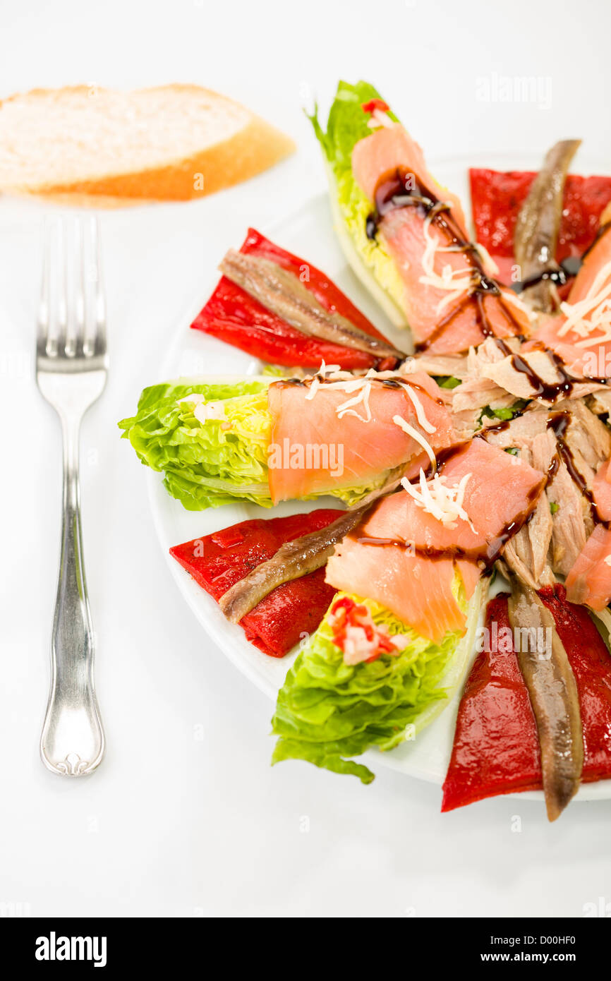Geräucherter Lachs, Sardellen, Pfeffer und spanischer Thunfischsalat Stockfoto