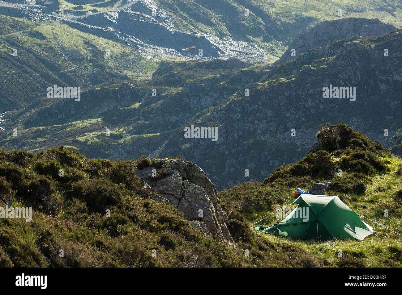 Ein Zelt aufgeschlagen unterhalb des Gipfels des Haystakes mit Warnscale Beck in der Ferne, Lake District. Stockfoto