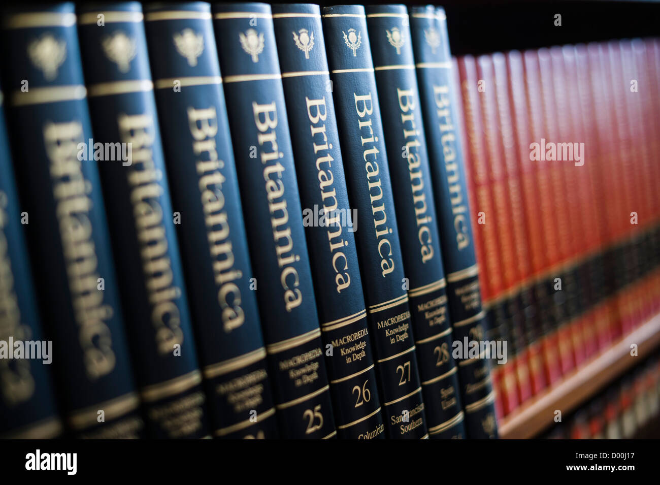 Bände der Enzyklopädie Britannica in blitzen hinter Bibliothek an einer sekundären Gesamtschule, Wales UK Stockfoto