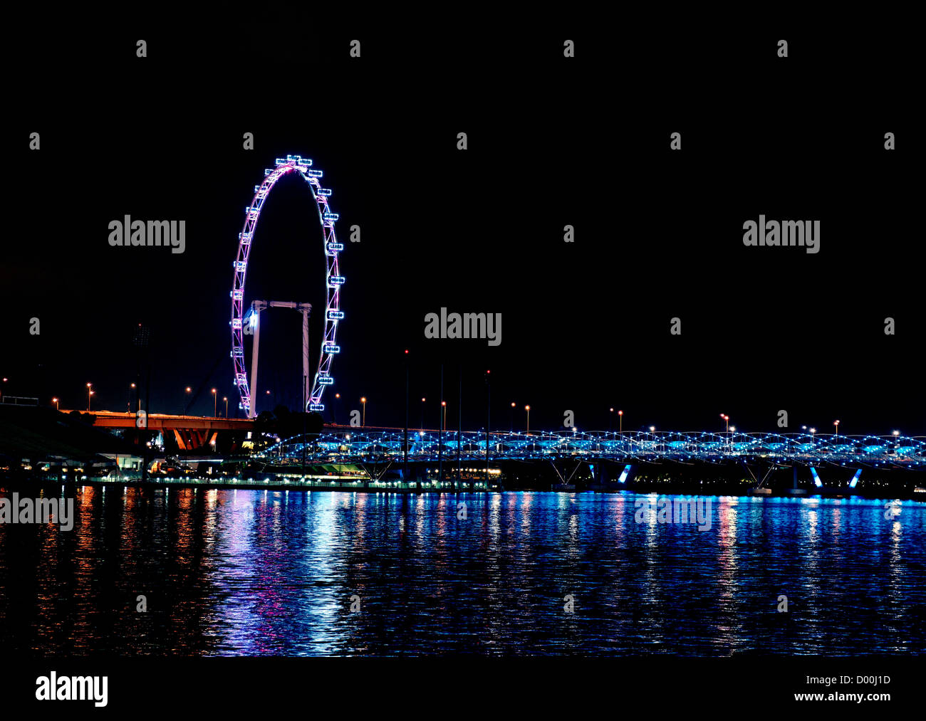 Singapore Flyer und Helix Brücke am Marina Bay, Singapur, in der Nacht Stockfoto