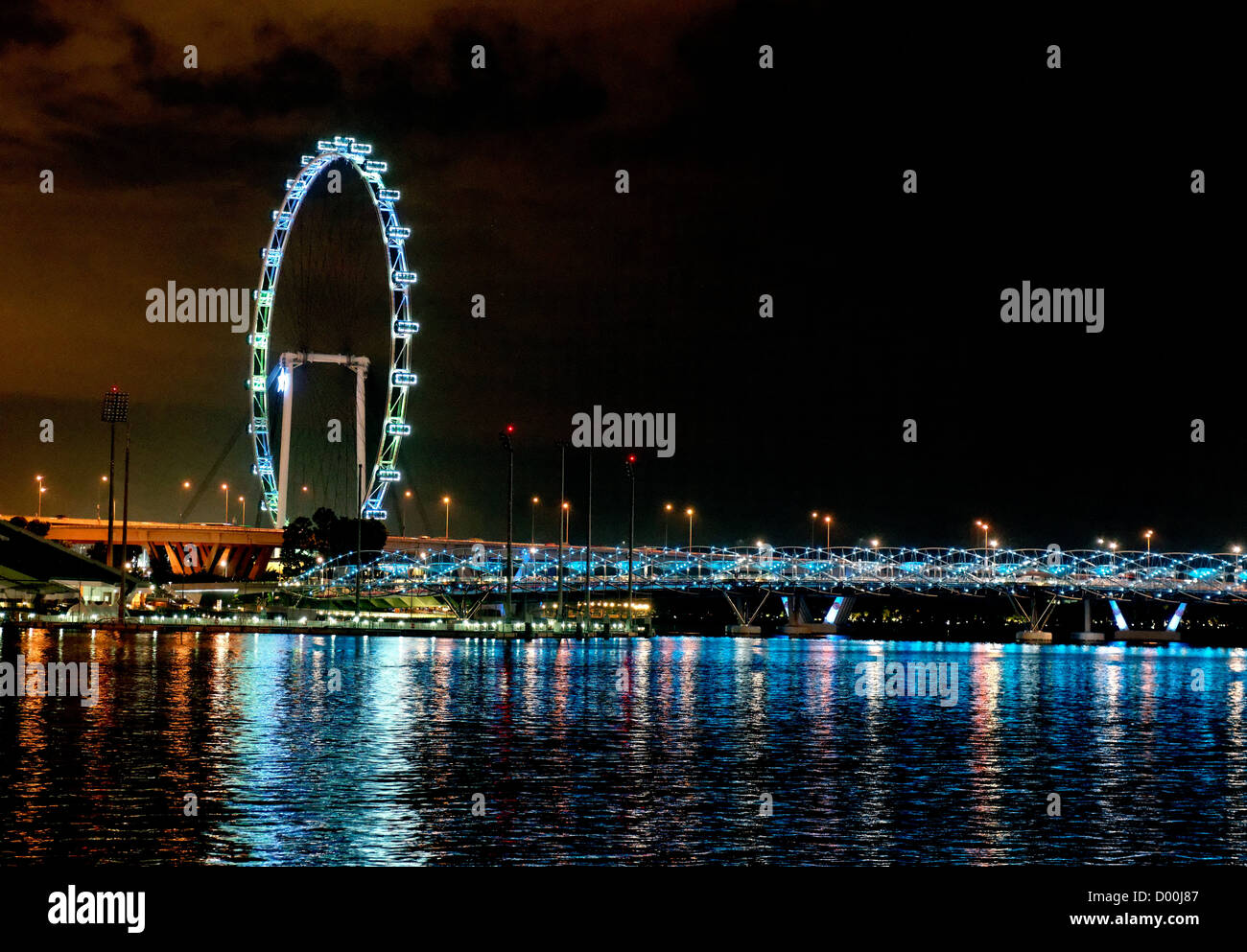 Singapore Flyer und Helix Brücke am Marina Bay, Singapur, in der Nacht Stockfoto
