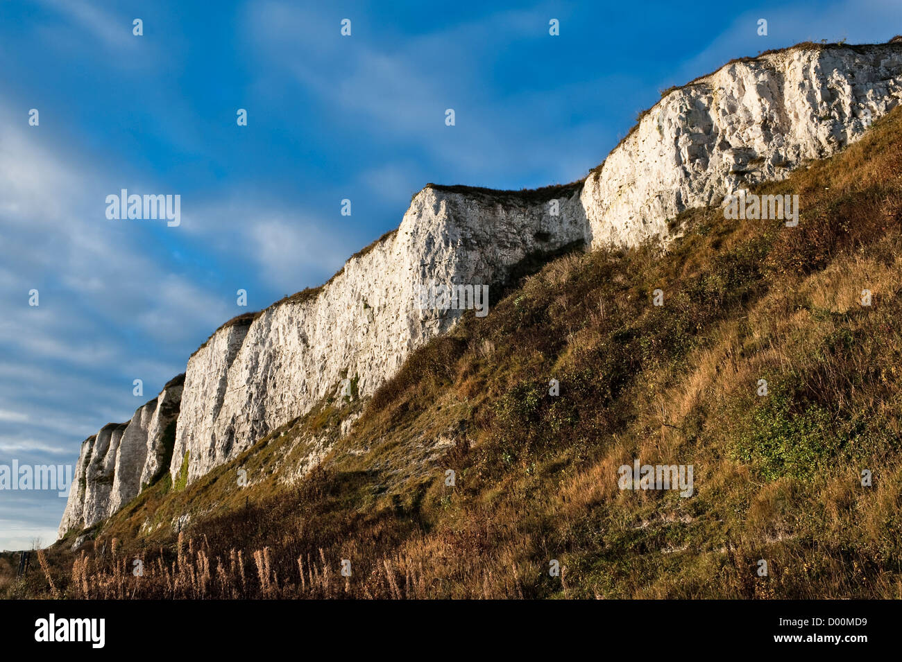 Blick auf die berühmten White Cliffs, zwischen Deal und Dover, Kent, Großbritannien, hier auf den ersten Blick gesehen Stockfoto