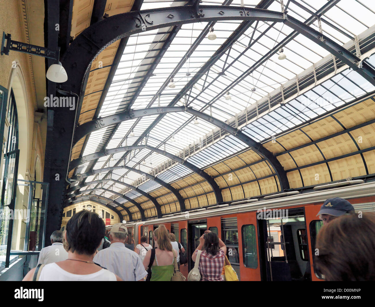 Piräus Athen Griechenland Menschen warten auf Zug am Bahnhof Stockfoto