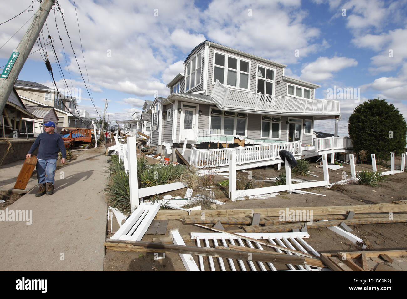 3. November 2012 - Queens, New York, USA - Schäden durch Hurrikan Sandy, Breezy Punkt schlagen Queens, NY, fünf Tage nach dem Hurrikan... Breezy Point ist direkt am Strand befindet sich am westlichen Ende der Halbinsel Rockaway, zwischen Rockaway Inlet und Jamaica Bay auf der Landseite und den Atlantischen Ozean. (Kredit-Bild: © Engel Chevrestt/ZUMAPRESS.com) Stockfoto