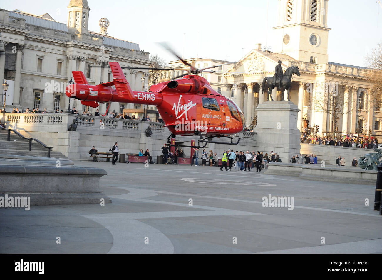 LONDON. VEREINIGTES KÖNIGREICH. 21.03.2012. Londoner Air Ambulance Helikopter Säume Ländereien in Trafalgar square Stockfoto