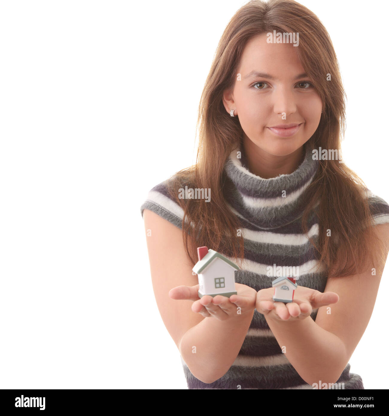 Junge Frau mit zwei Schlauch Modelle in Händen (compering sie) isoliert auf weißem Hintergrund - Immobilien-Darlehen-Konzept Stockfoto