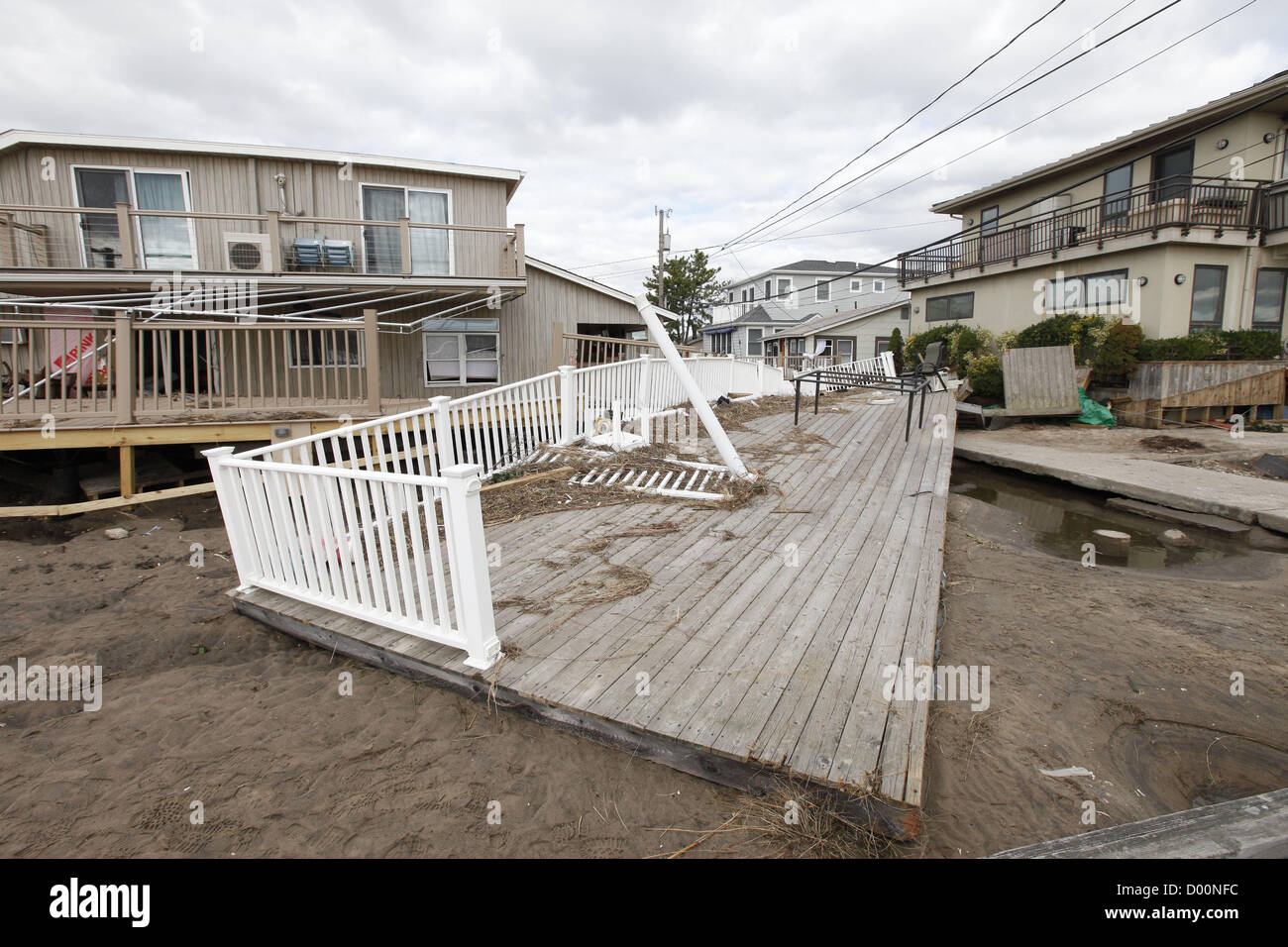 3. November 2012 - Queens, New York, USA - Schäden durch Hurrikan Sandy, Breezy Punkt schlagen Queens, NY, fünf Tage nach dem Hurrikan... Breezy Point ist direkt am Strand befindet sich am westlichen Ende der Halbinsel Rockaway, zwischen Rockaway Inlet und Jamaica Bay auf der Landseite und den Atlantischen Ozean. (Kredit-Bild: © Engel Chevrestt/ZUMAPRESS.com) Stockfoto