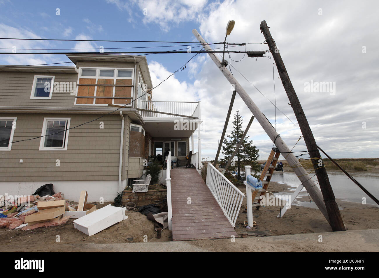 3. November 2012 - Queens, New York, USA - Schäden durch Hurrikan Sandy, Breezy Punkt schlagen Queens, NY, fünf Tage nach dem Hurrikan... Breezy Point ist direkt am Strand befindet sich am westlichen Ende der Halbinsel Rockaway, zwischen Rockaway Inlet und Jamaica Bay auf der Landseite und den Atlantischen Ozean. (Kredit-Bild: © Engel Chevrestt/ZUMAPRESS.com) Stockfoto