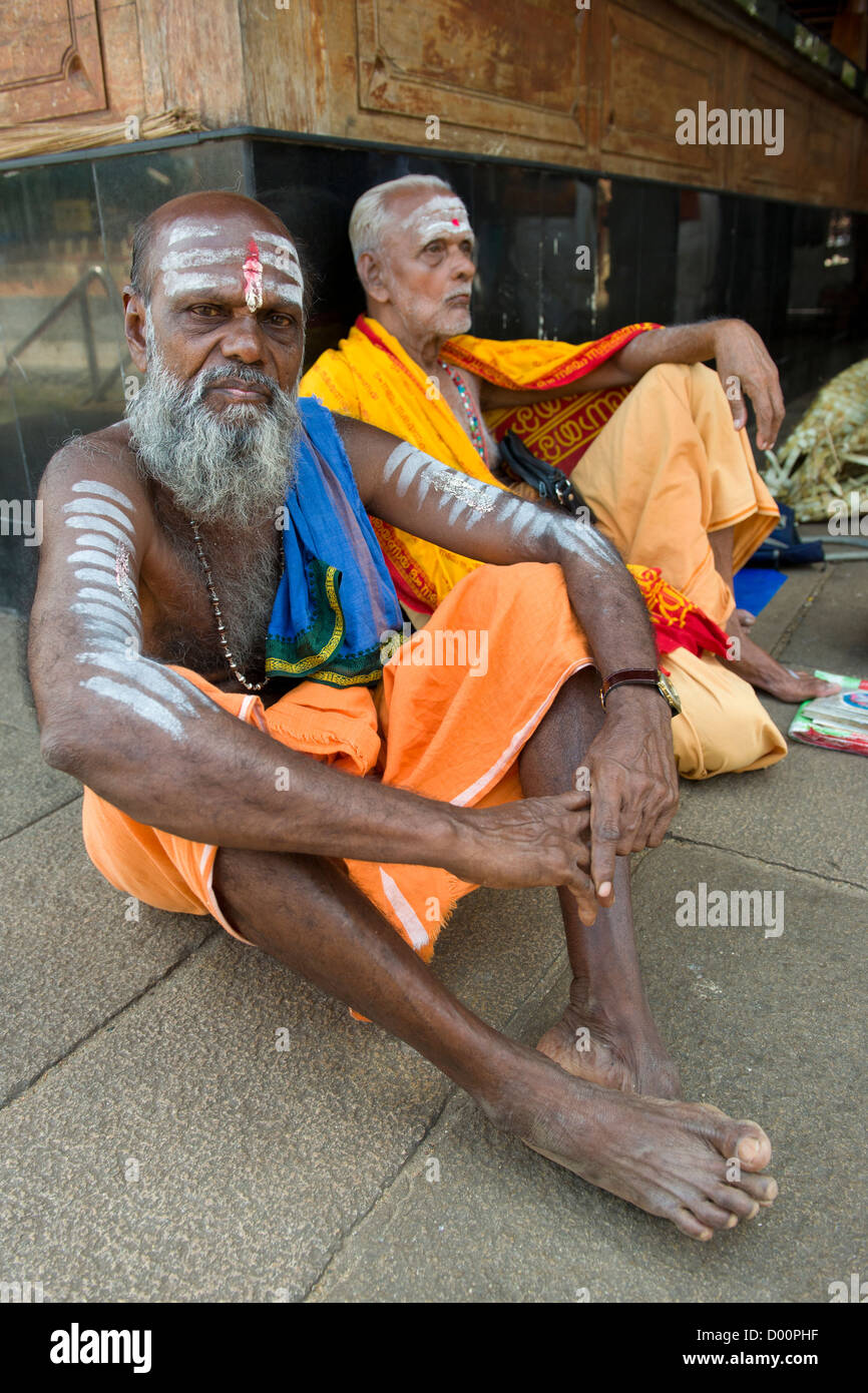 Malte Pilger sitzen im Hof des Ambalappuzha Sri Krishna Tempel, Ambalappuzha, in der Nähe von Alappuzha (Alleppey), Kerala, Indien Stockfoto