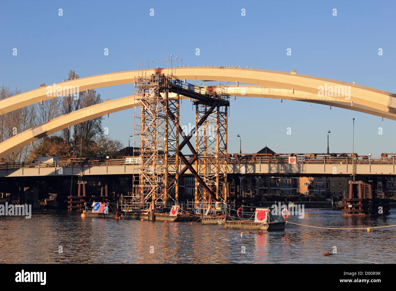 Die neue Brücke in Walton-on-Thames von Costain konstruiert. Der letzte Teil des Bogens wurde in Ort am 6. November 2012 reckte. Stockfoto