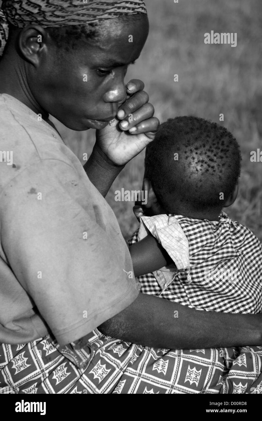 Porträt einer Frau mit ihrem kleinen Kind. Bwindi undurchdringlichen Wald, Nationalpark, Uganda Stockfoto