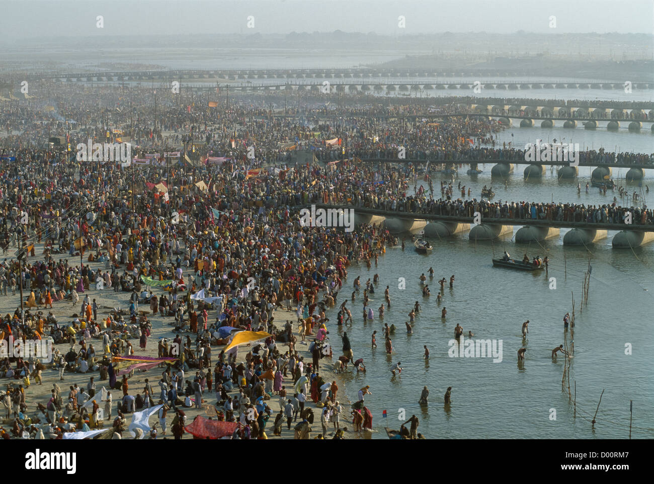 Baden Pilger und Pontonbrücken über den Fluss Ganges, Maha Kumbh Mela 2001, Allahabad, Uttar Pradesh, Indien Stockfoto