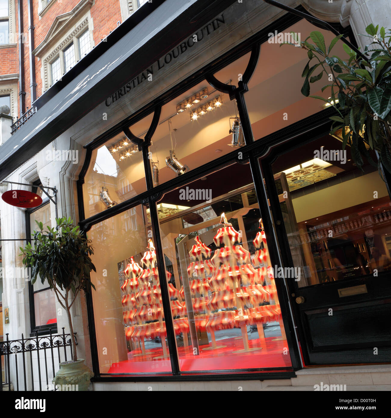 Christian Louboutin ist weltberühmt für seine Schuhe ein Einzelhandelsgeschäft in der Mount Street, Mayfair, London. Stockfoto