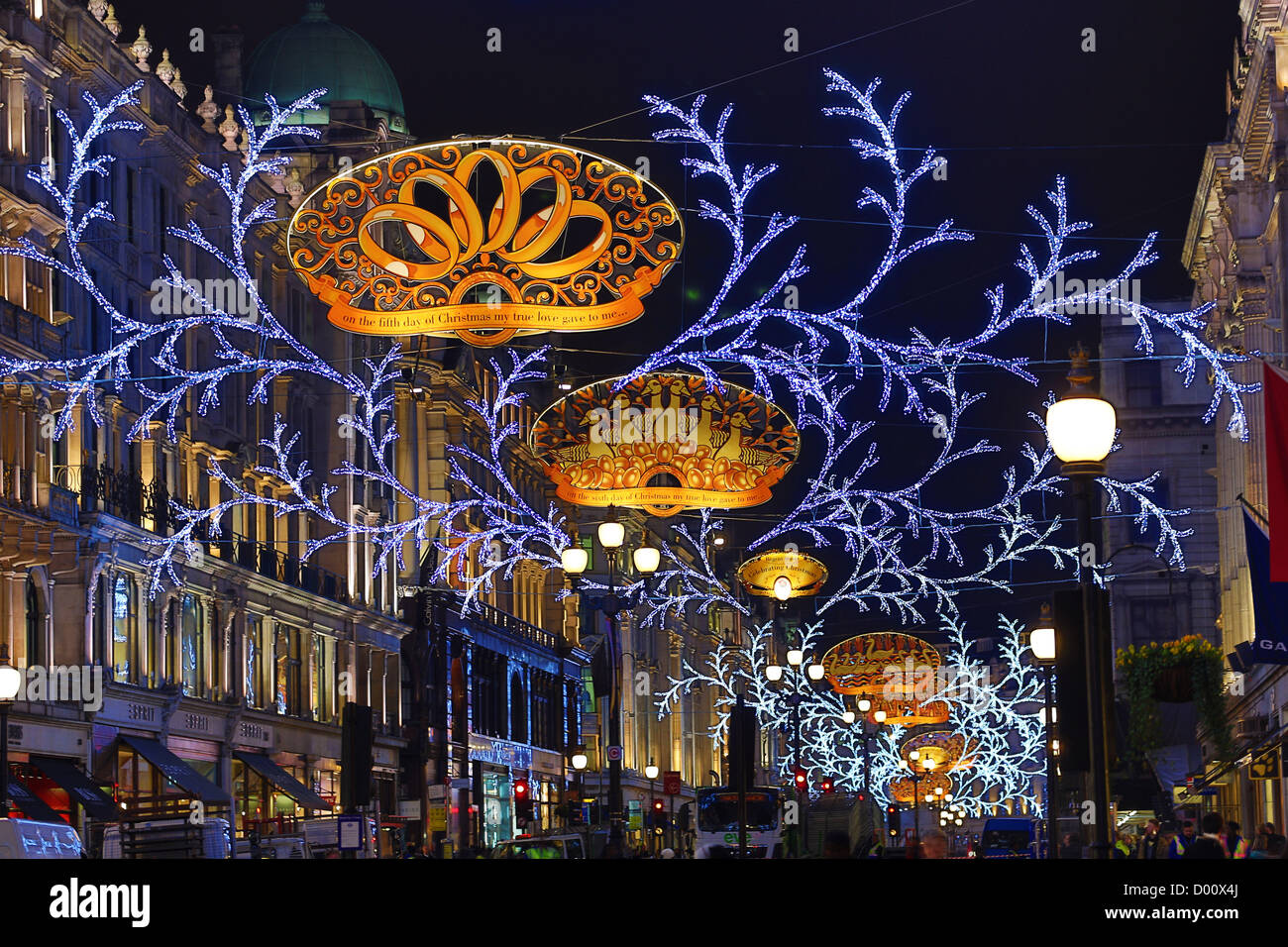 London, UK. 13. November. Regent Street Christmas Lights mit dem Thema eingeschaltet die zwölf Tage von Weihnachten in London Stockfoto