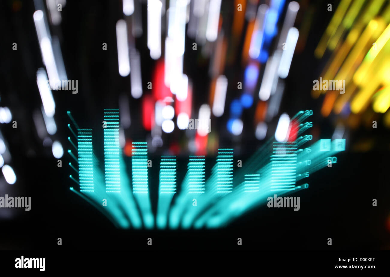 Musik-Grafik-EQs und Audioanalyse Clip. erschossen von der Anzeige eines Stereo-Hifi-Systems Stockfoto
