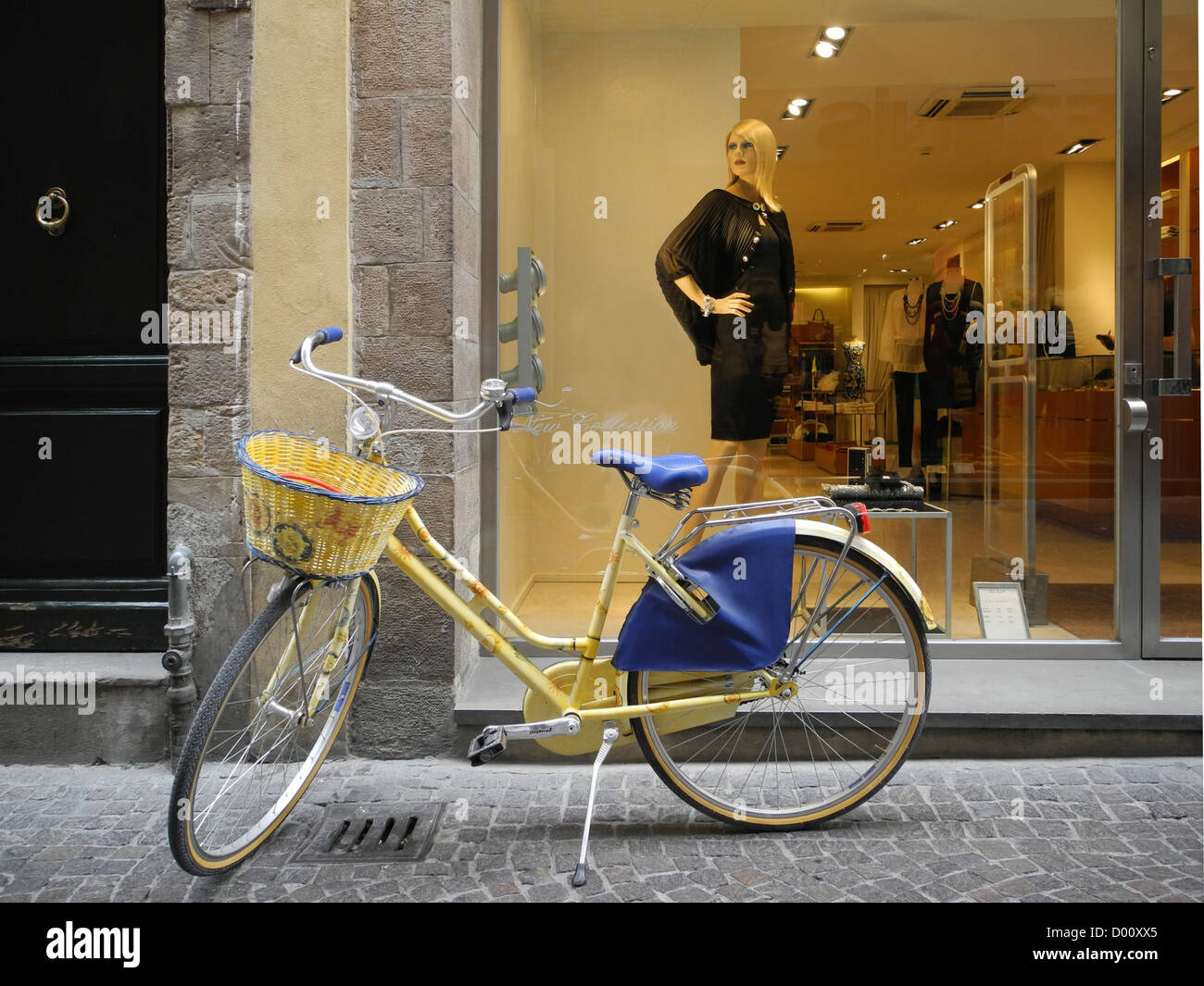 Bunte farbige retro Vintage Fahrrad außerhalb einer Boutique in Lucca Toskana Italien Stockfoto