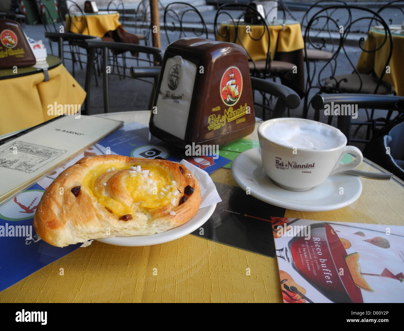 Dänische wirbeln Gebäck und Cappuccino in einem Café-Tisch in Piazza Di Martino Lucca Toskana Italien Stockfoto