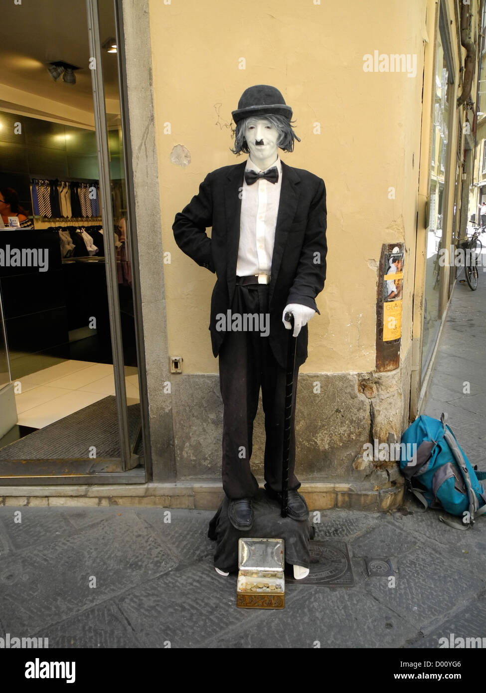 Straßenkünstler auf einer Straße in Lucca Toskana Italien sah ein bisschen aus wie Charlie Chaplin Stockfoto