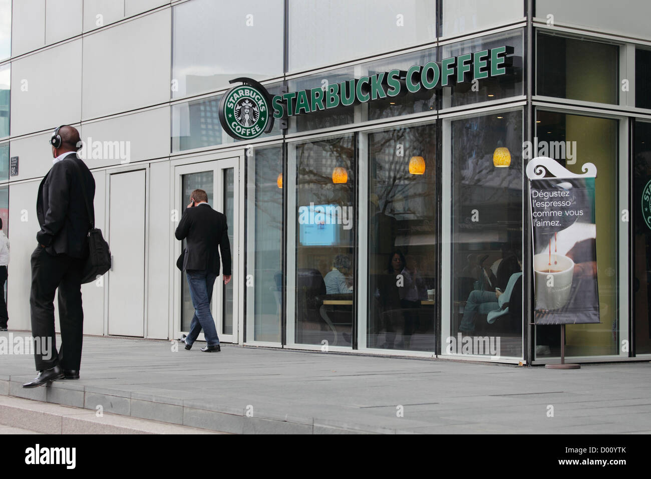Kaffee von Starbucks Coeur Défense an der Voie des Batisseurs in la Défense in Paris Stockfoto