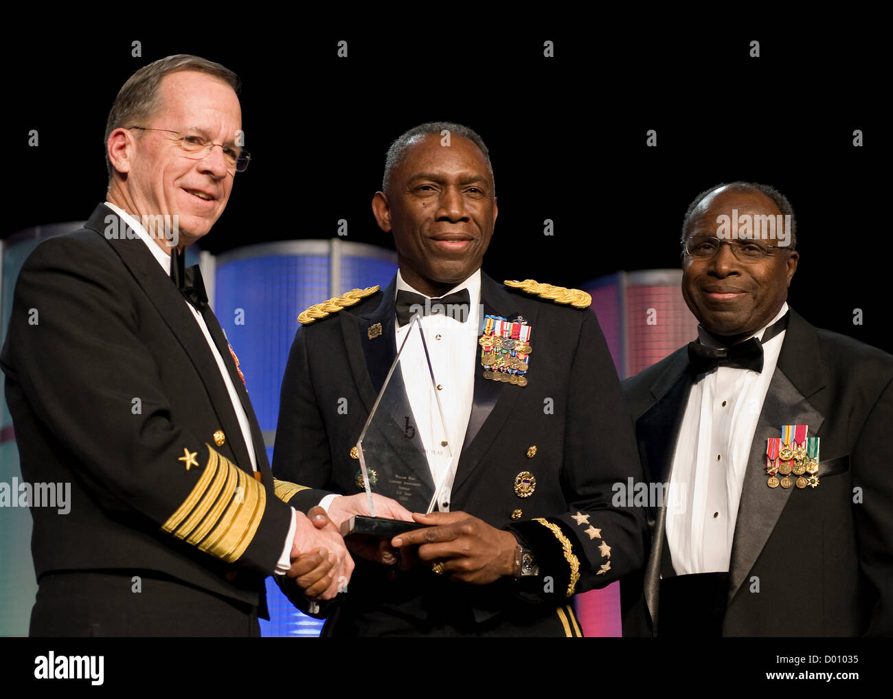 Vorsitzender der Joint Chiefs Of Staff Marine Admiral Mike Mullen, links, und pensionierte Armee General Johnnie Wilson, rechts, präsentieren Ihnen Armee General William Kip Ward, Kommandeur des US Africa Command mit dem Lifetime Achievement Award während der 24. jährliche Black Engineer of the Year Award 22. Februar 2010 in Baltimore, Maryland.  Verteidigungsminister Leon Panetta hat Ward 13. November 2012 beschuldigt verbringen Tausende von Dollar auf aufwendige Reisekosten und Spesen nicht autorisierte herabgestuft Stockfoto