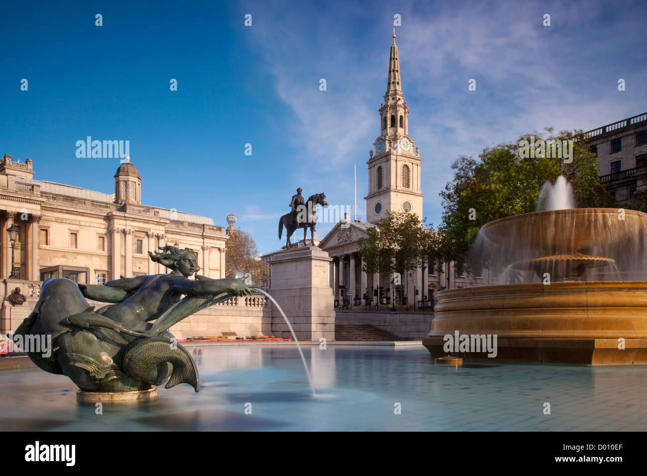 Trafalgar Square mit St. Martins im Feld, Nationalgalerie, West End, London England, UK Stockfoto