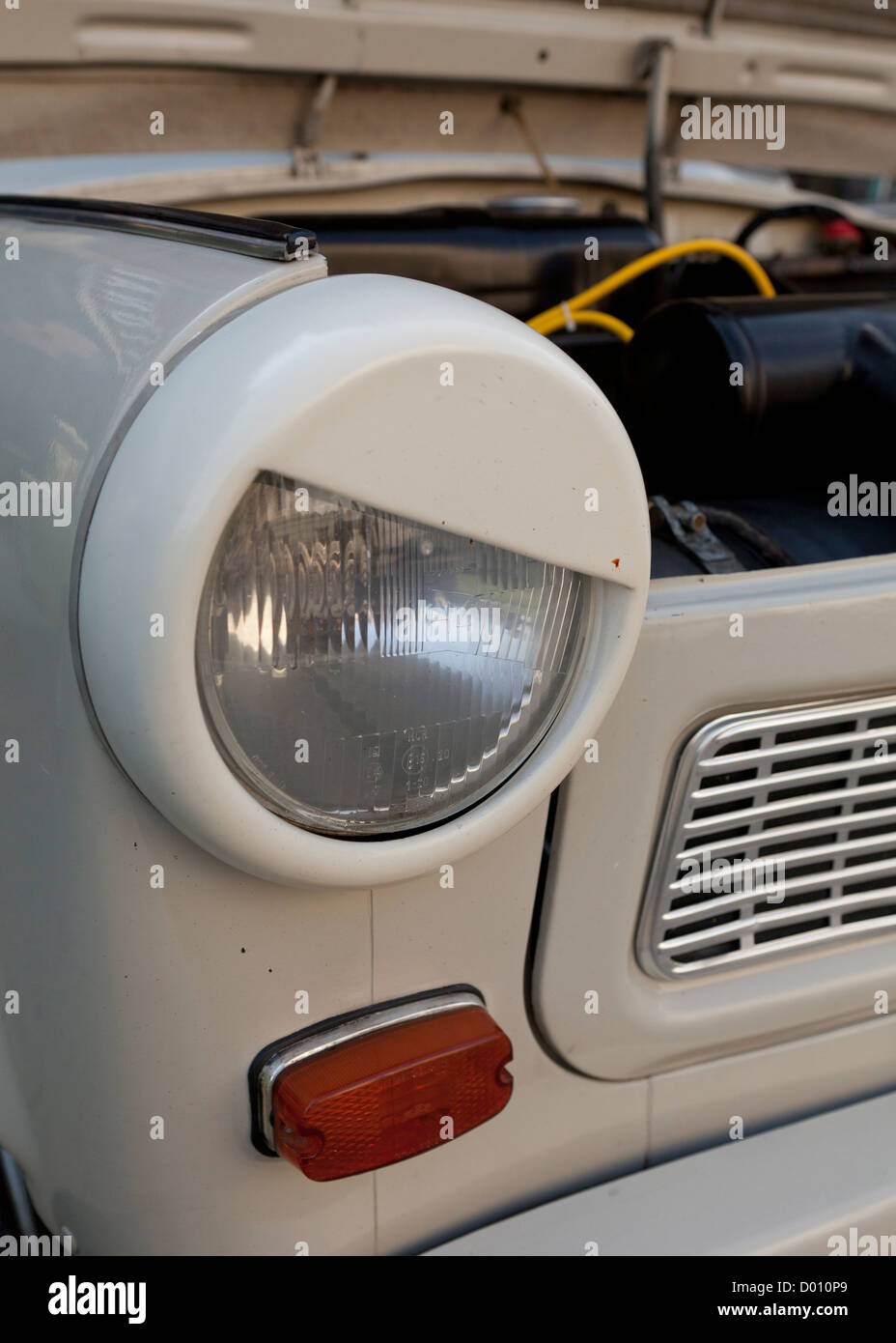 Wütend Autoscheinwerfer Stockfoto