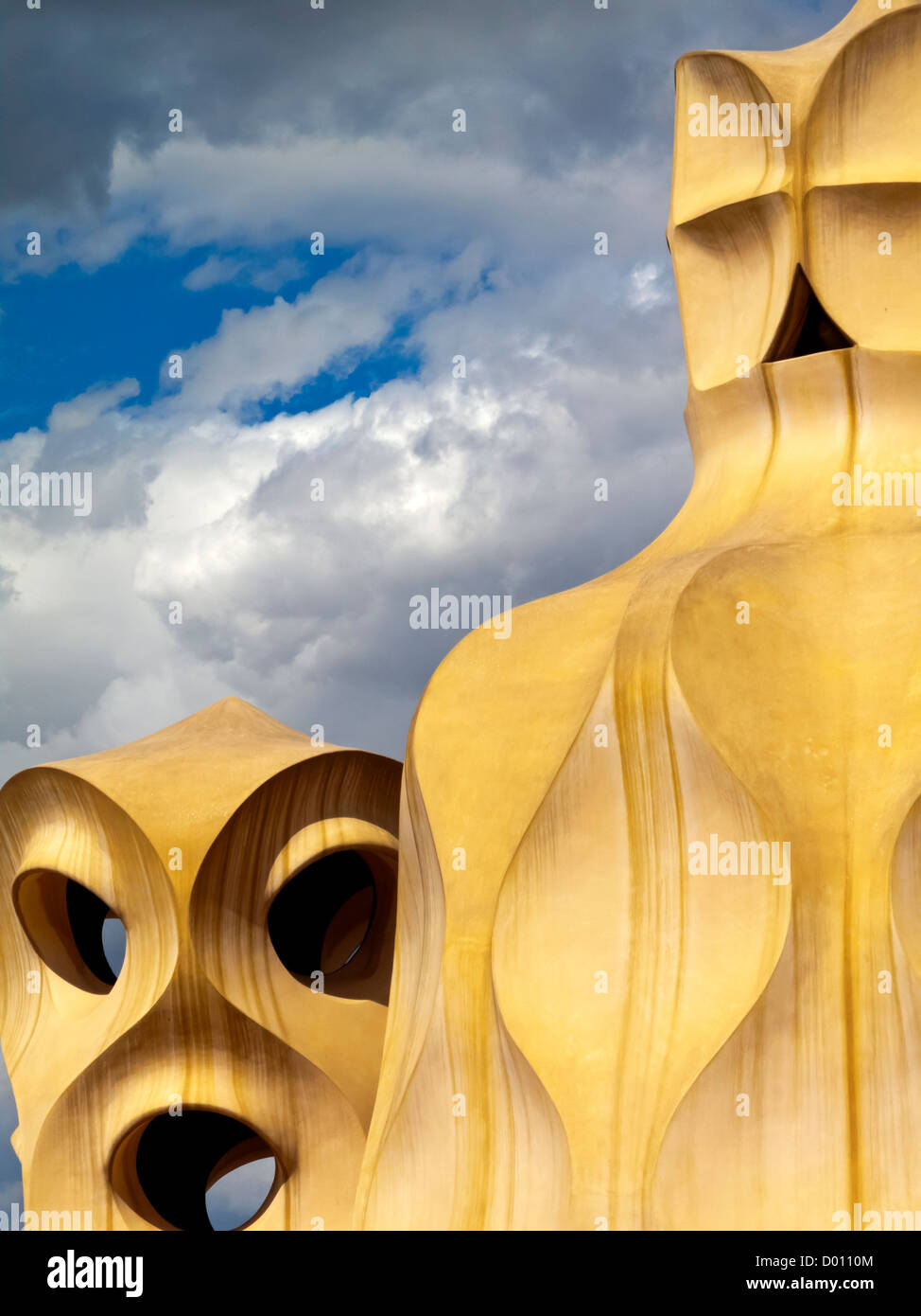 Belüftung Türme oder Schornsteine auf dem Dach des La Pedrera oder Casa Mila von Antoni Gaudi entworfen, im Zentrum von Barcelona Spanien Stockfoto