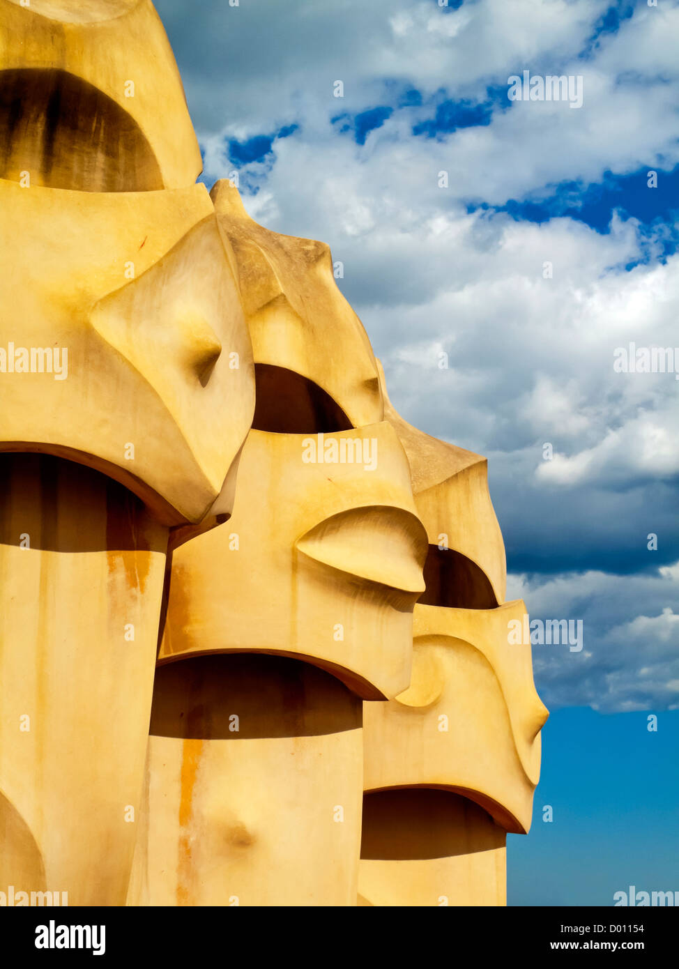 Belüftung Türme oder Schornsteine auf dem Dach des La Pedrera oder Casa Mila von Antoni Gaudi entworfen, im Zentrum von Barcelona Spanien Stockfoto