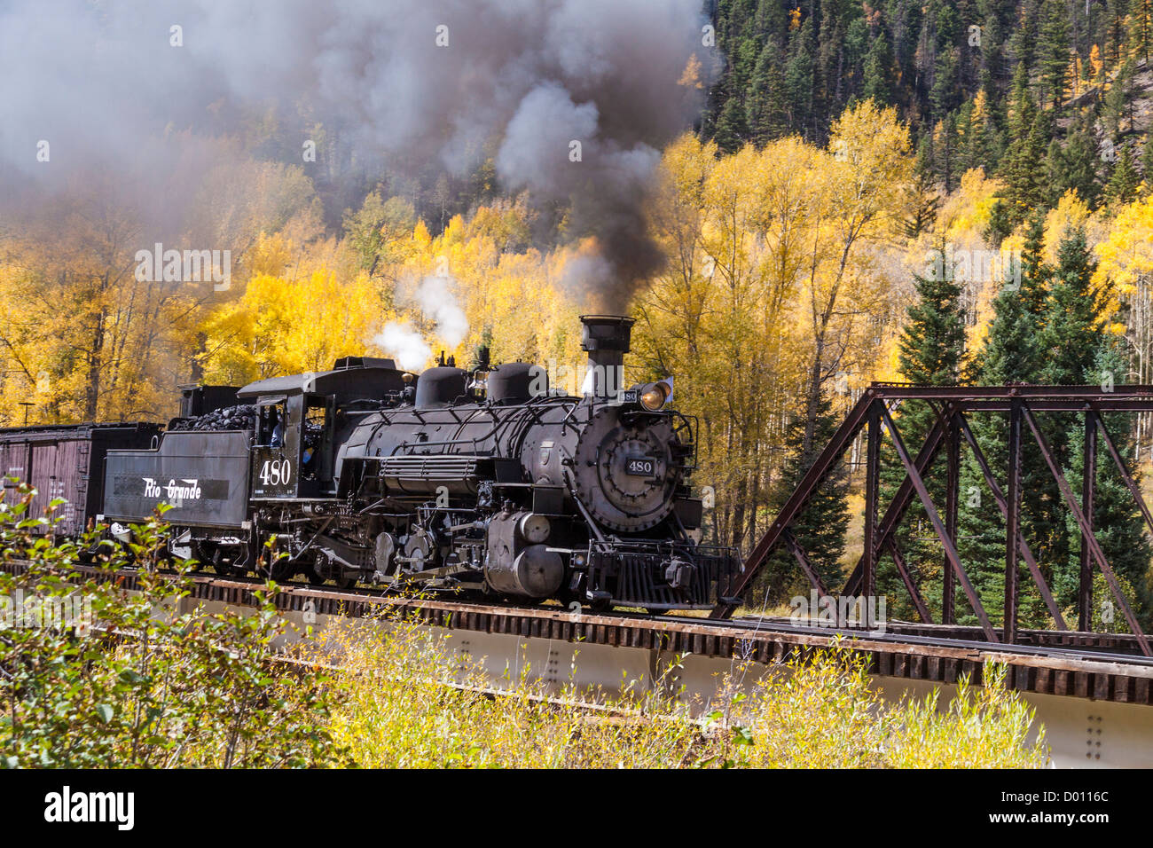 1925 2-8-2 Mikado Typ Baldwin Dampflokomotive Ziehen historischer gemischter Zug bei Twin Bridges auf der D&SNG Railroad in Colorado. Stockfoto