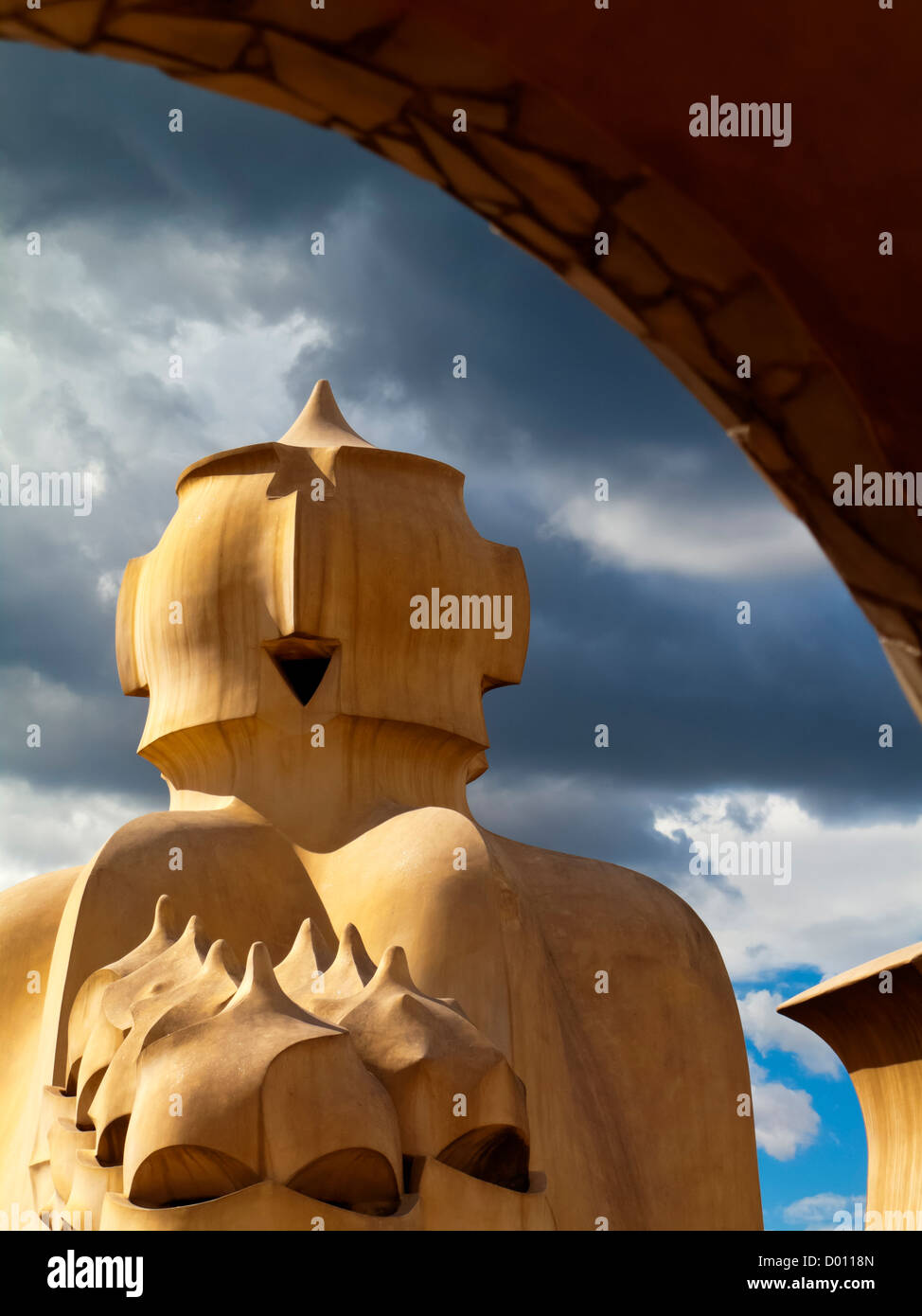 Belüftung Türme oder Schornsteine auf dem Dach des La Pedrera oder Casa Mila von Antoni Gaudi entworfen, im Zentrum von Barcelona Spanien Stockfoto