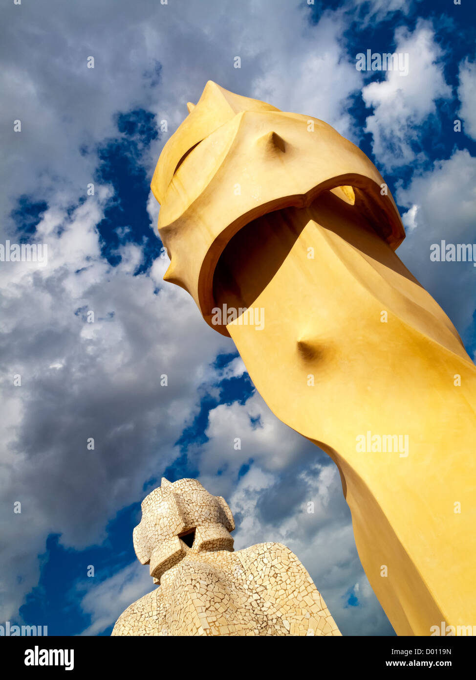 Belüftung Türme oder Schornsteine auf dem Dach des La Pedrera oder Casa Mila von Antoni Gaudi entworfen, im Zentrum von Barcelona Spanien Stockfoto