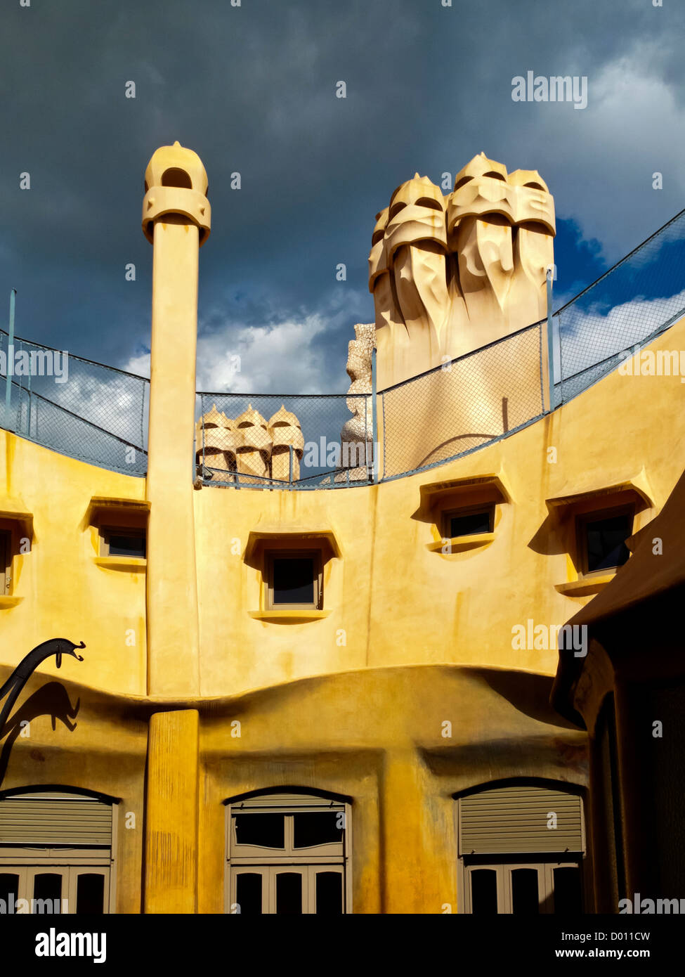 Belüftung Türme oder Schornsteine auf dem Dach des La Pedrera oder Casa Mila von Antoni Gaudi entworfen, im Zentrum von Barcelona Spanien Stockfoto