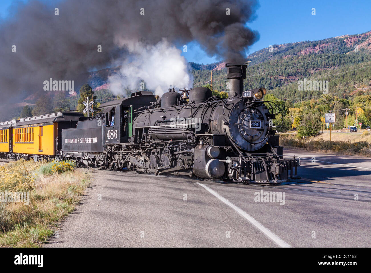 1925 Baldwin Dampflokomotive, 2-8-2 Konfiguration, Typ Mikado, Überfahrt US 550 in Hermosa, Colorado, auf der D&SNG Railroad Stockfoto