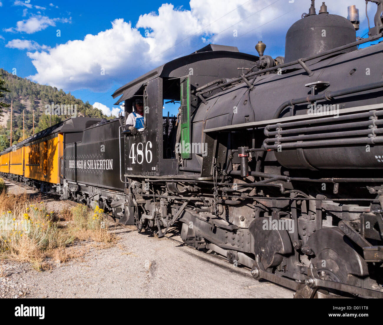 1925 Baldwin Dampflokomotive, 2-8-2 Konfiguration, Typ Mikado, Zugfahrt historischer klassischer Triebwagen, Überquerung der US 550 Autobahn in der Nähe von Durango, Colorado. Stockfoto