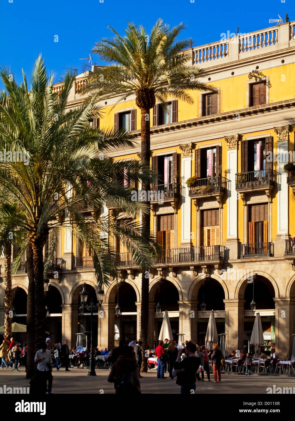 Placa Reial ein Quadrat in alte Stadt Barri Gotic Gegend von Barcelona Stadtzentrum Katalonien Spanien mit Palmen und Straßencafés Stockfoto