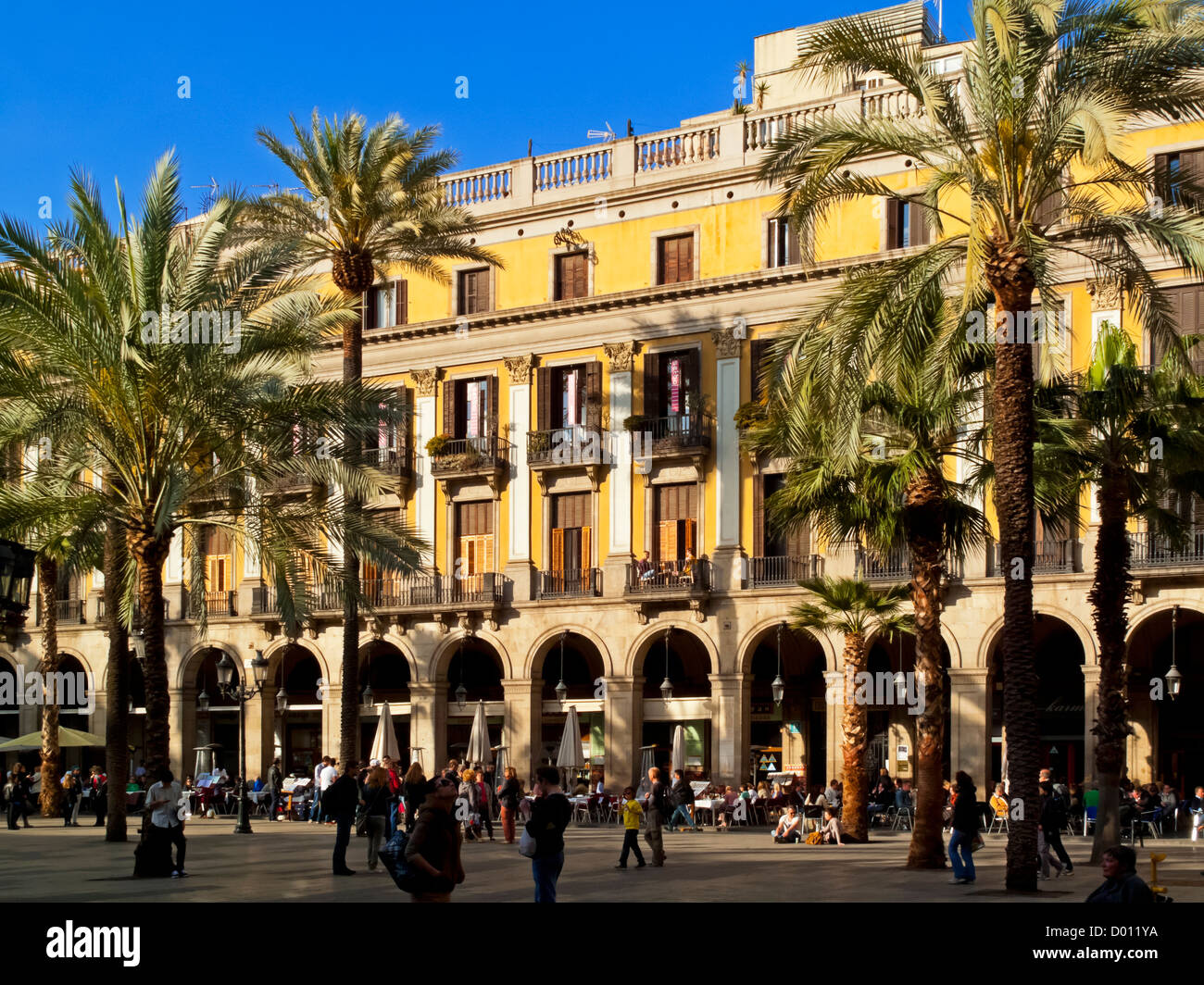 Placa Reial ein Quadrat in alte Stadt Barri Gotic Gegend von Barcelona Stadtzentrum Katalonien Spanien mit Palmen und Straßencafés Stockfoto