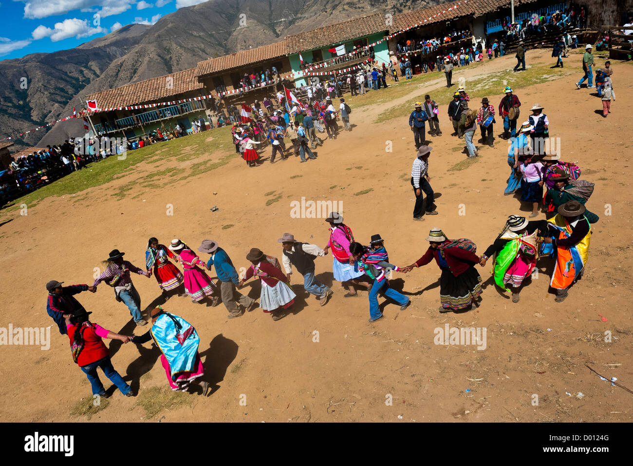 Peruanische Bauern Tanz in der stierkampfarena vor dem jawar Fiesta in den Bergen von Apurímac, Cotabambas, Peru statt. Stockfoto
