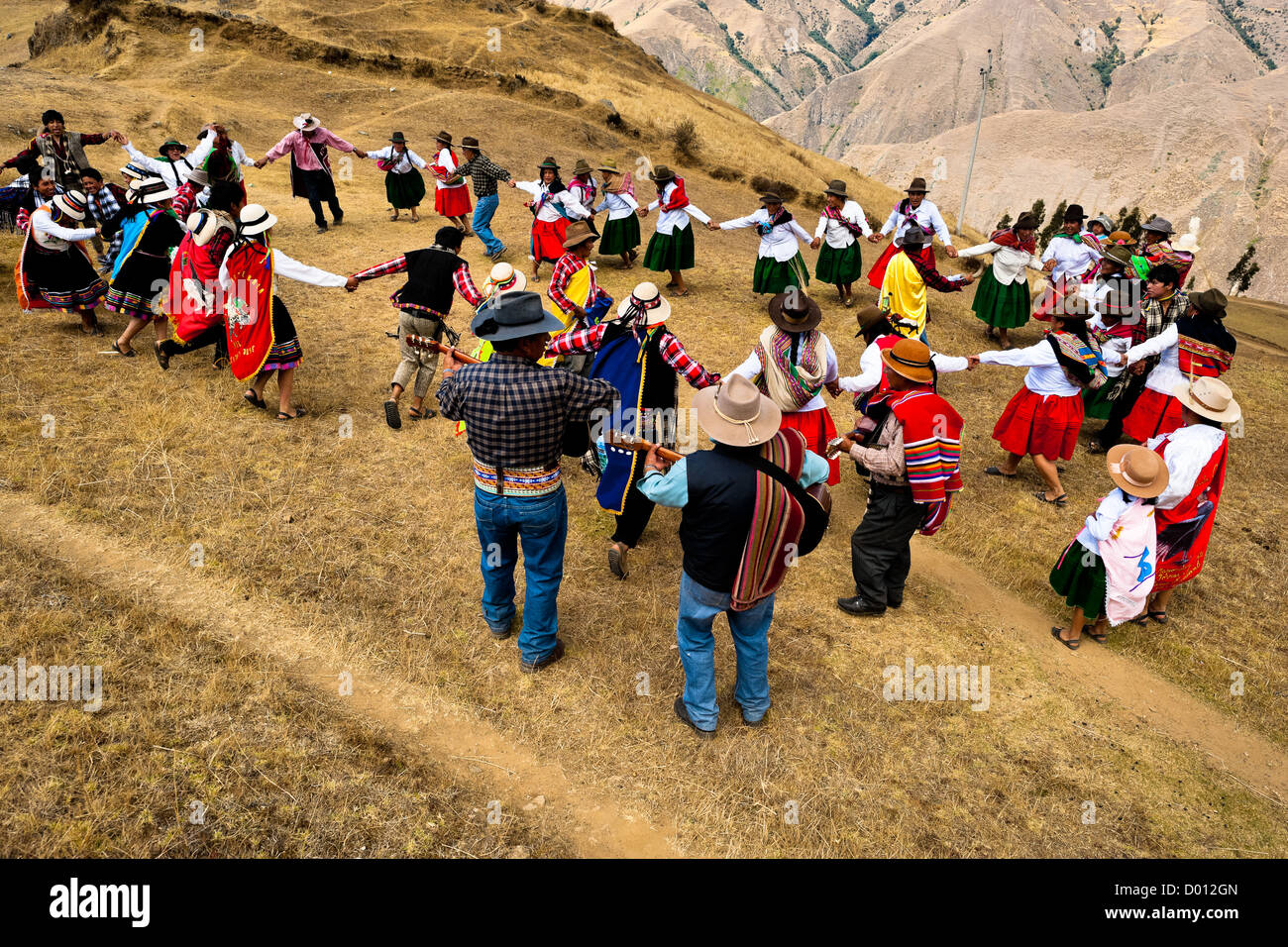 Peruanische Bauern Tanz vor dem jawar Fiesta in den Bergen von Apurímac, Cotabambas, Peru statt. Stockfoto