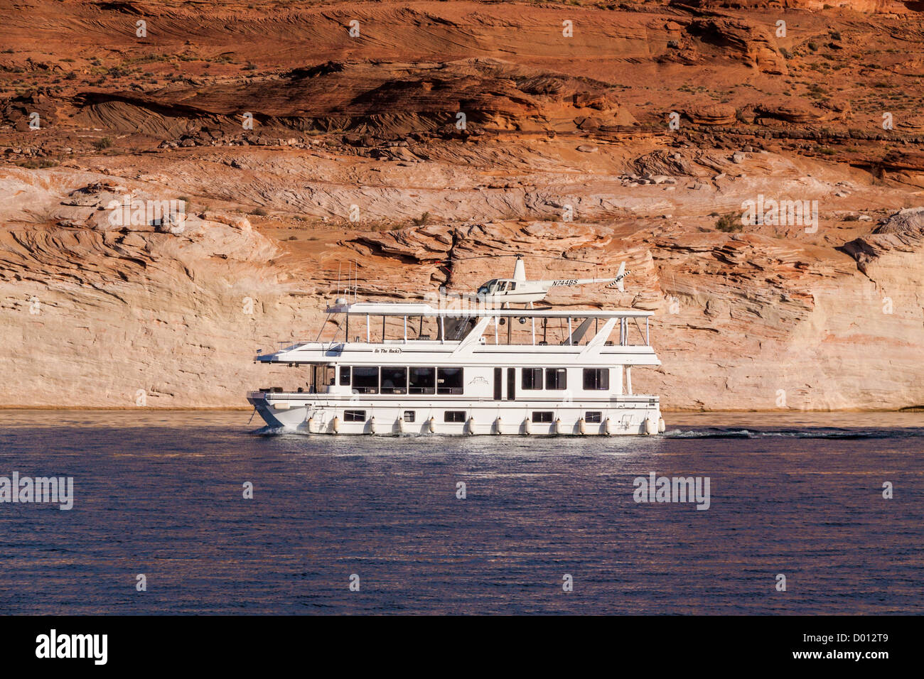 Lake Powell und der Glen Canyon NRA, die sich über eine Million Acres mit etwa 2000 Meilen Küstenlinie in Arizona und Utah erstreckt. Hausboot mit Hubschrauberlandeplatz. Stockfoto