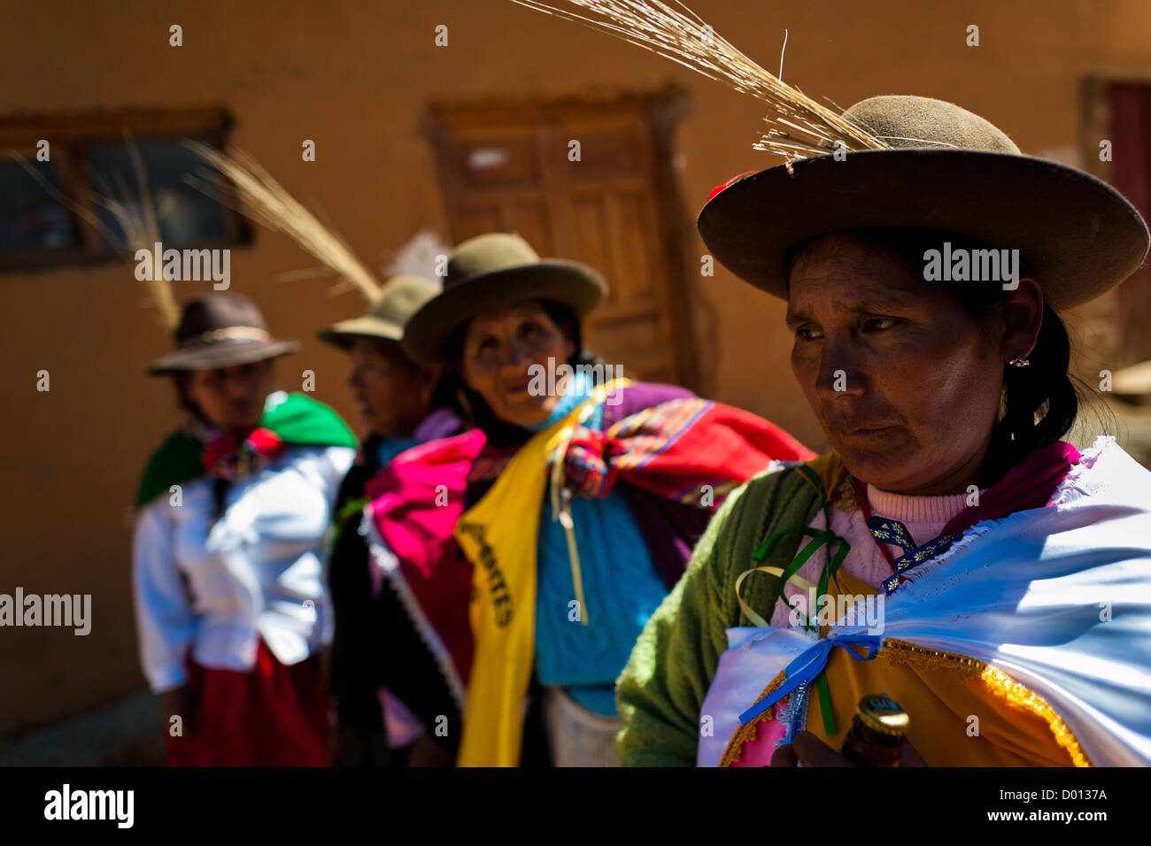 Peruanische indigene Frauen feiern die Einheimischen Fiesta statt in den Bergen von Apurímac, Cotabambas, Peru. Stockfoto