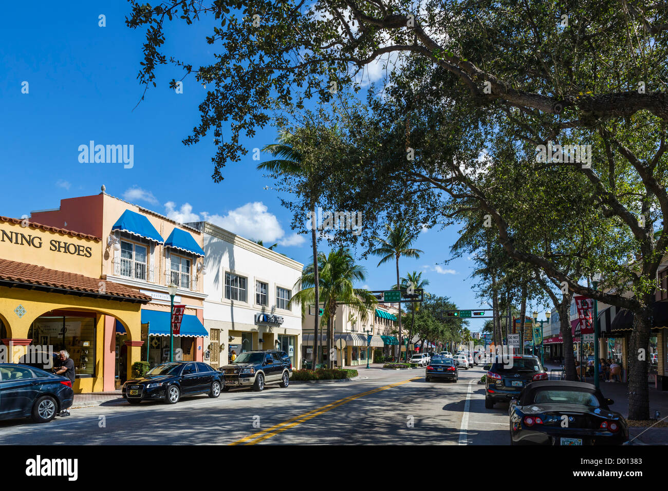 Geschäfte und Restaurants auf der Atlantic Avenue in der historischen Innenstadt von Delray Beach, Treasure Coast, Florida, USA Stockfoto