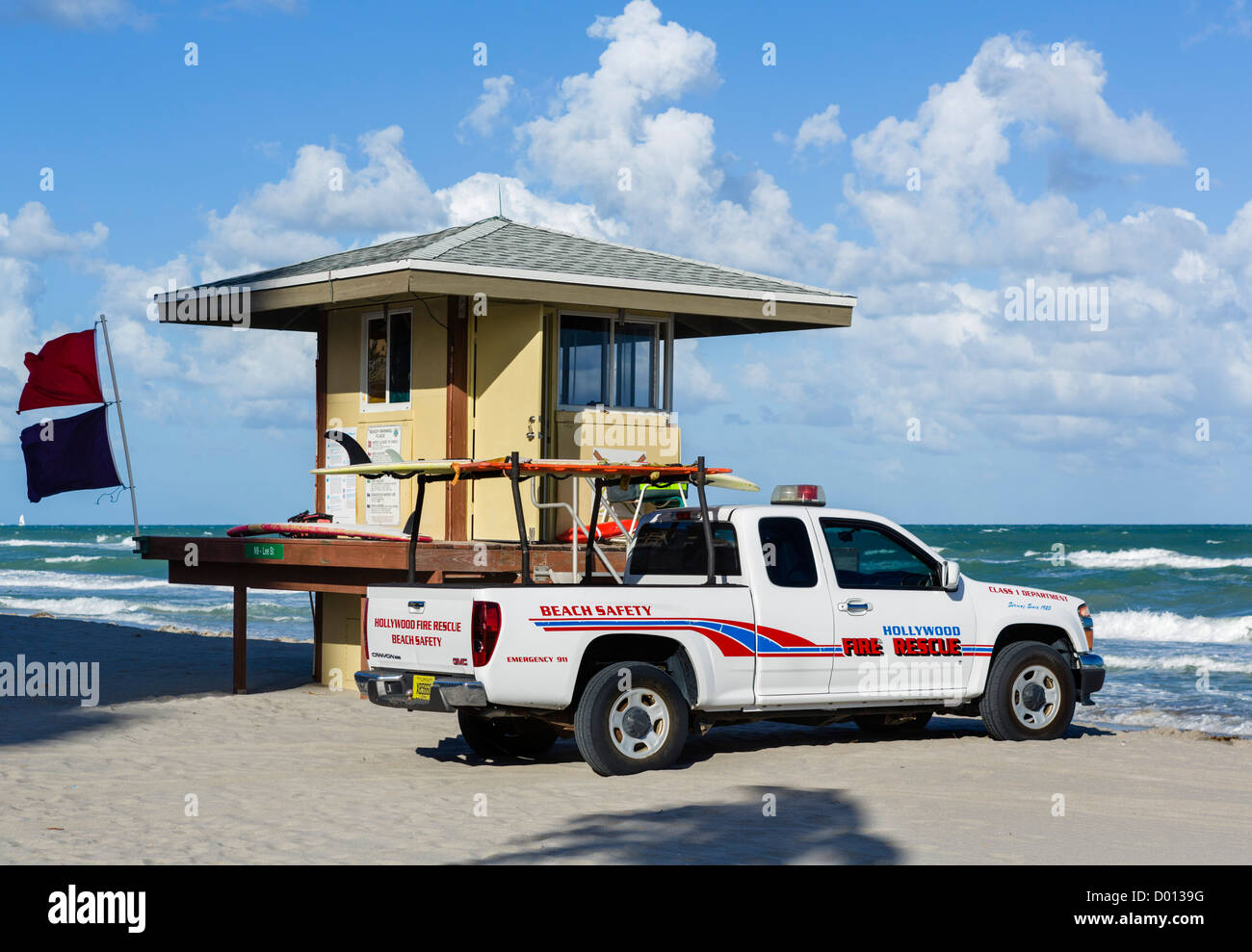 Rettungsschwimmer-Hütte und emergencey Fahrzeug auf der Bech in Hollywood, in der Nähe von Fort Lauderdale, Broward County, Gold Coast, Florida, USA Stockfoto