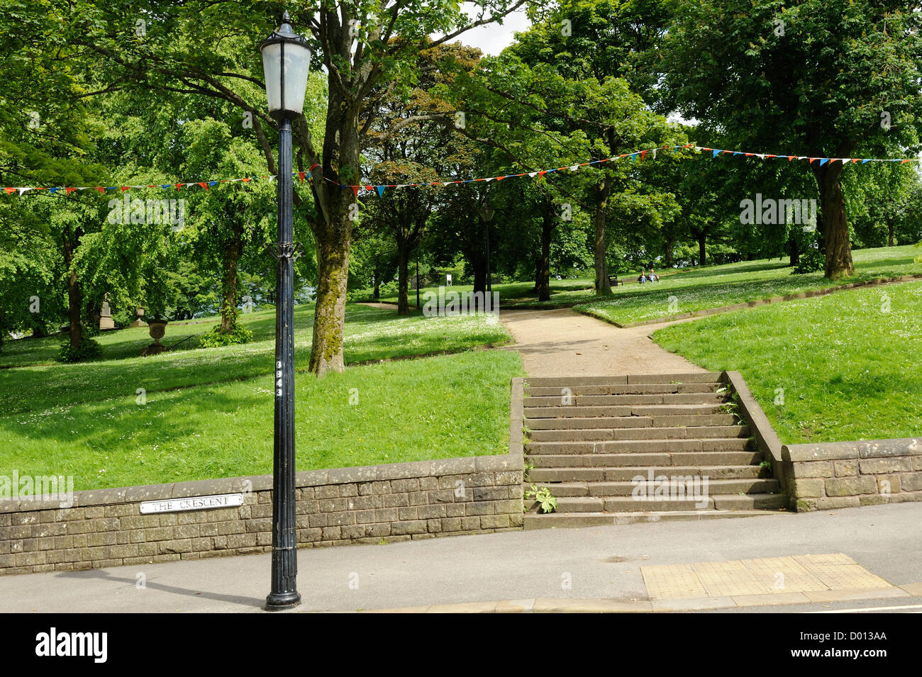 Treppe in den Park im Stadtzentrum Buxton, Derbyshire, UK. Stockfoto