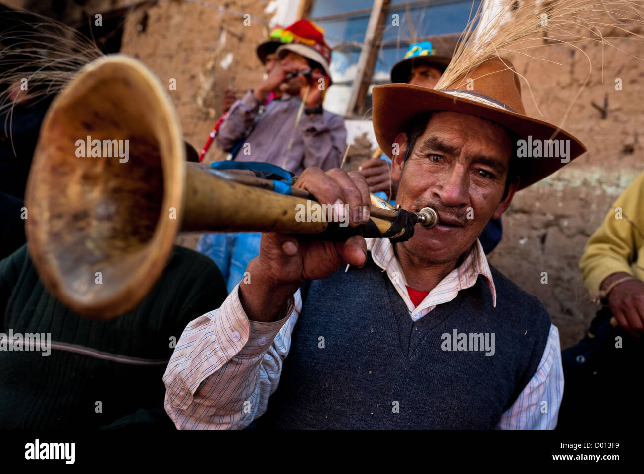 Ein peruanischer Bauer spielt Trompete während der Yawar Fiesta statt in den Bergen von Apurímac, Cotabambas, Peru. Stockfoto