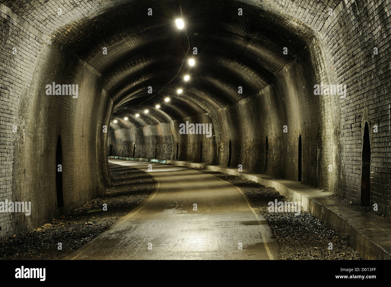 Radweg durch Grabstein Tunnel, einem ehemaligen Eisenbahntunnel bei Monsal Kopf im Peak District, Derbyshire, UK. Stockfoto