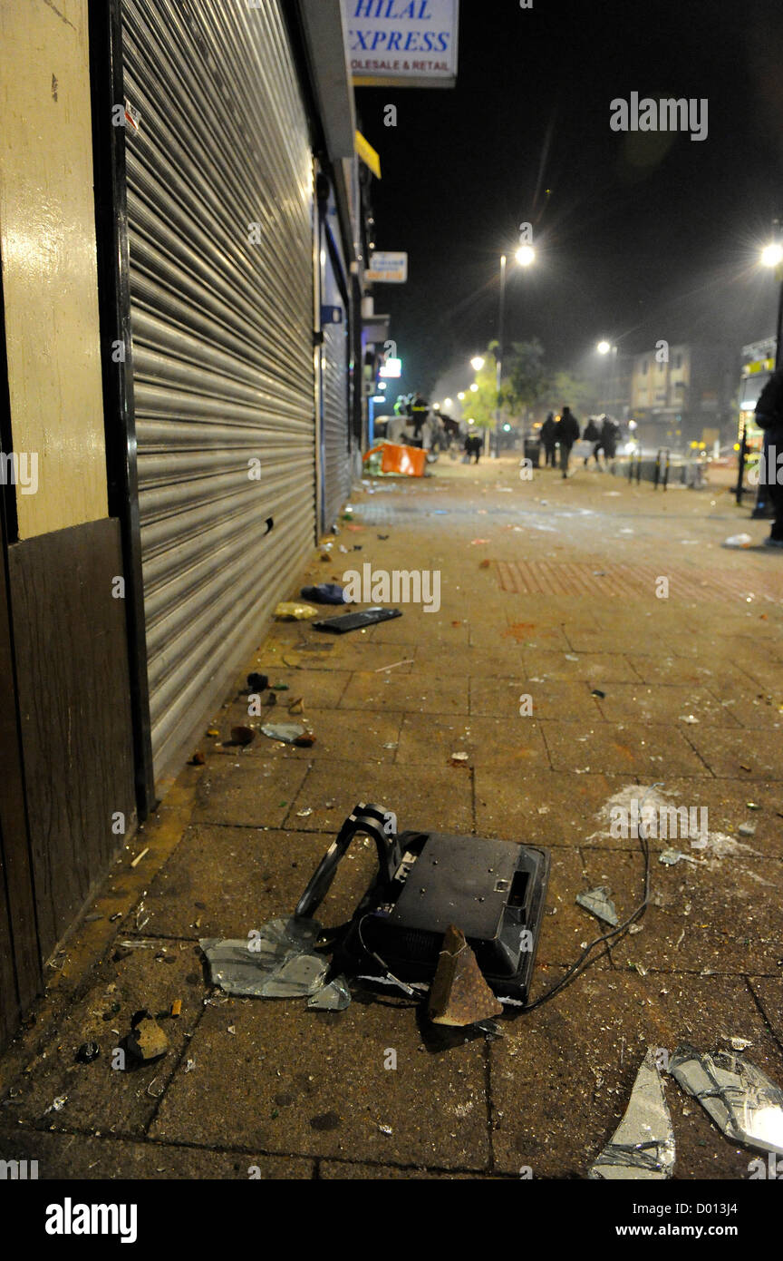 Ablagerungen auf dem Bürgersteig in Tottenham High Road London Stockfoto